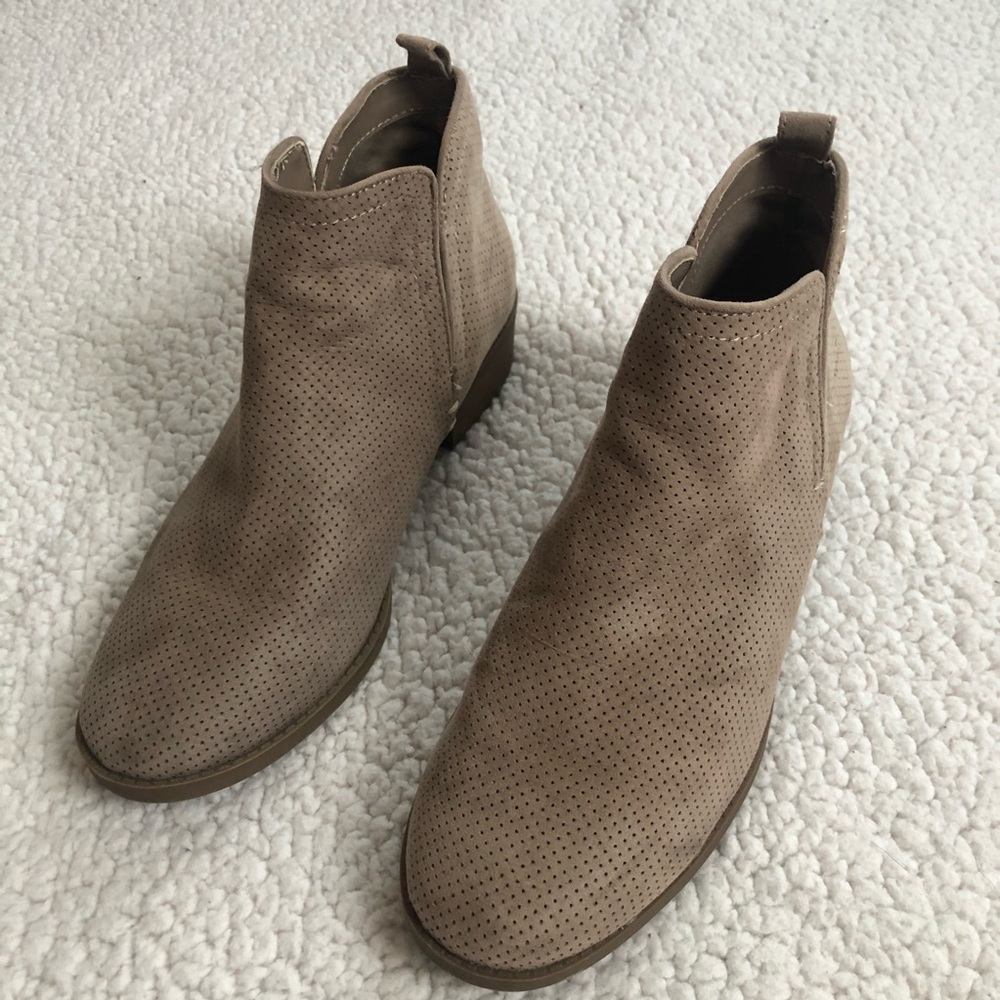Universal Threads Tan Booties